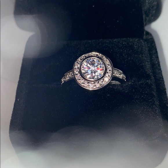 Jewelry - Stunning Engagement ring size 9